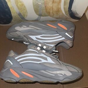 Yeezy 700 v2 “inertia”
Used